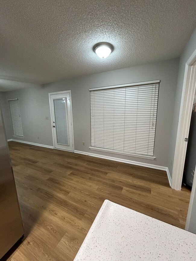 Building Photo - Newly Renovated 3 bedroom/ 2 bathroom in d...