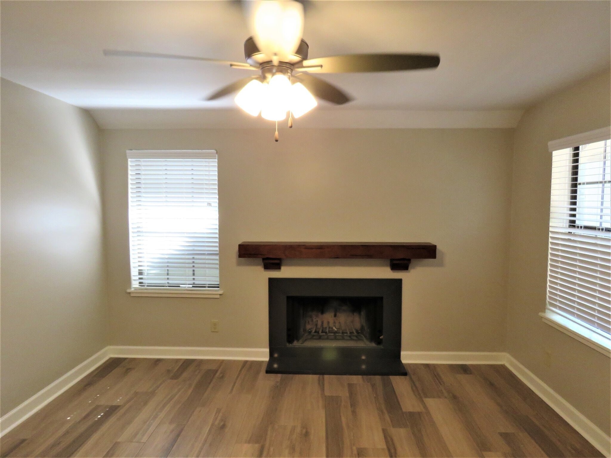 Building Photo - 509 E 7th St