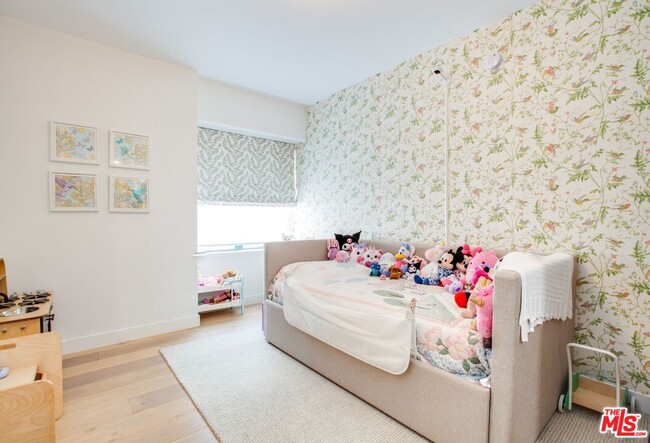 Building Photo - 10520 Wilshire Blvd