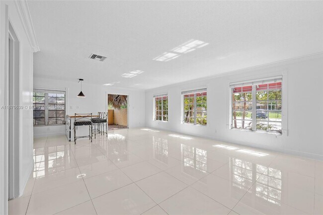 Building Photo - 1545 Miami Rd