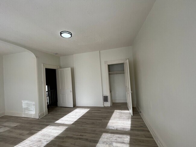 Building Photo - 4 bedroom 1 bath