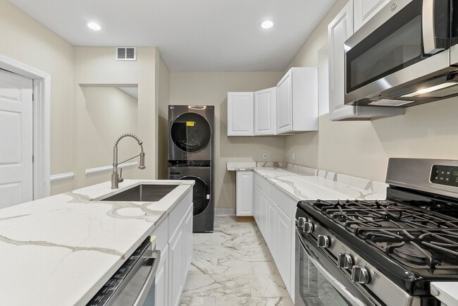 Building Photo - 4704 W Monroe St