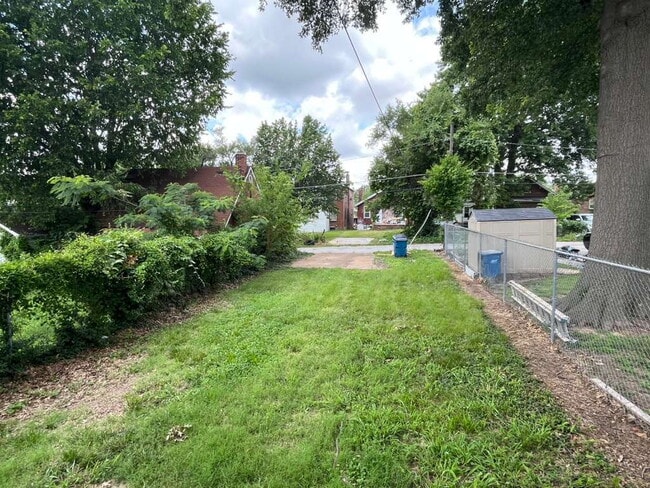 Building Photo - "Charming 2-Bedroom Retreat with Wood Floors with Basement!"