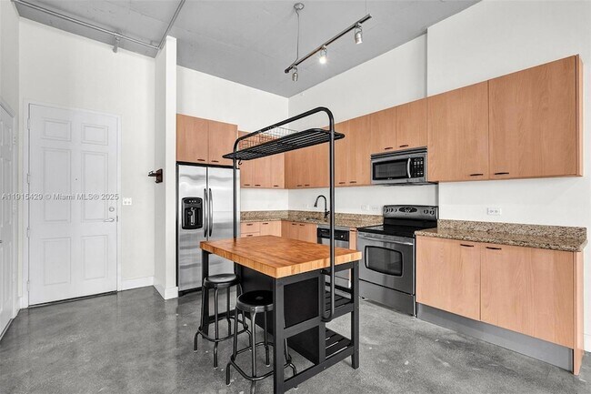 Building Photo - 2100 Van Buren St