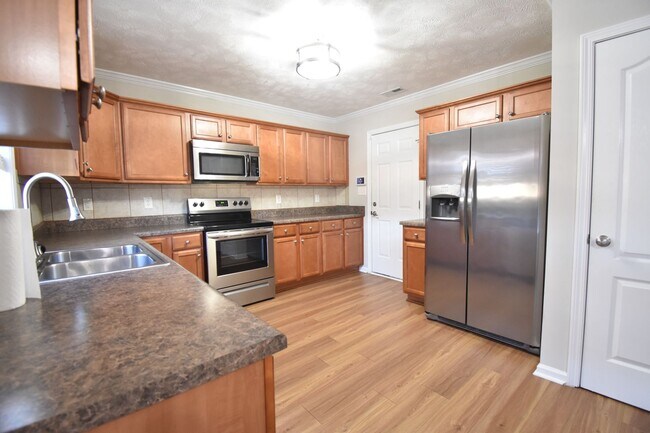 Building Photo - 4 Bedroom 2 Bathroom Coming Soon In Stonewall