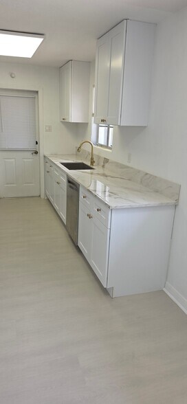 Building Photo - 1047 Japonica Ln