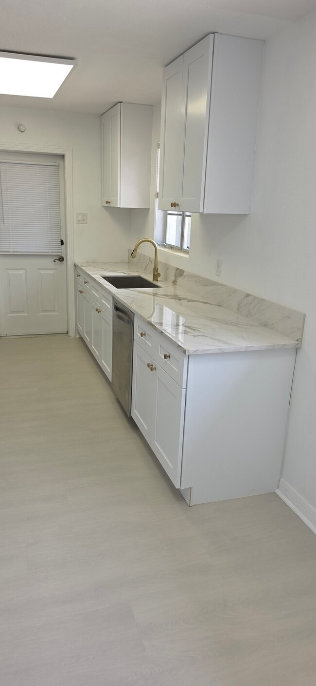 Building Photo - 1047 Japonica Ln
