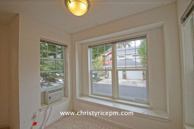 Building Photo - 4315 Issaquah-Pine Lake Rd SE