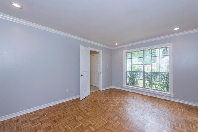 Building Photo - 8003 Sharpview Dr