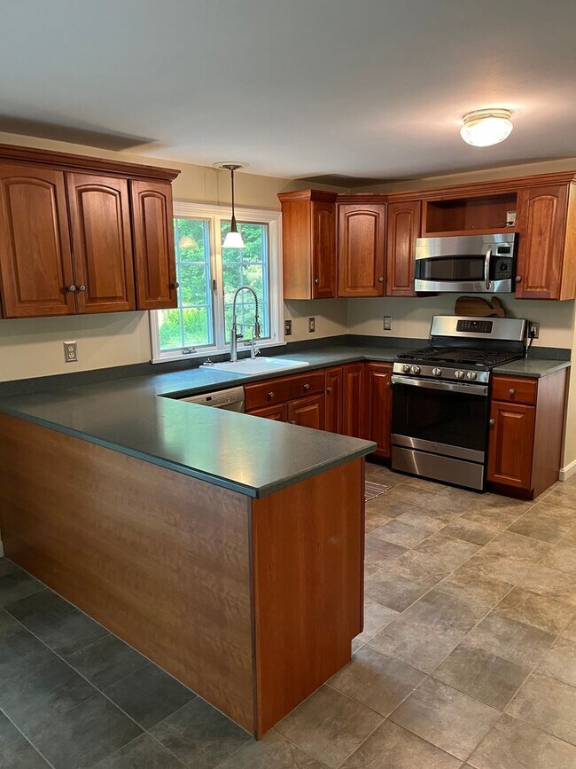 Building Photo - Executive 4 Br / 2.5 Ba Executive Colonial in Sandwich