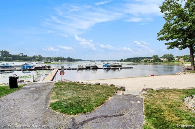 Building Photo - 130 Lakeshore Pointe Dr