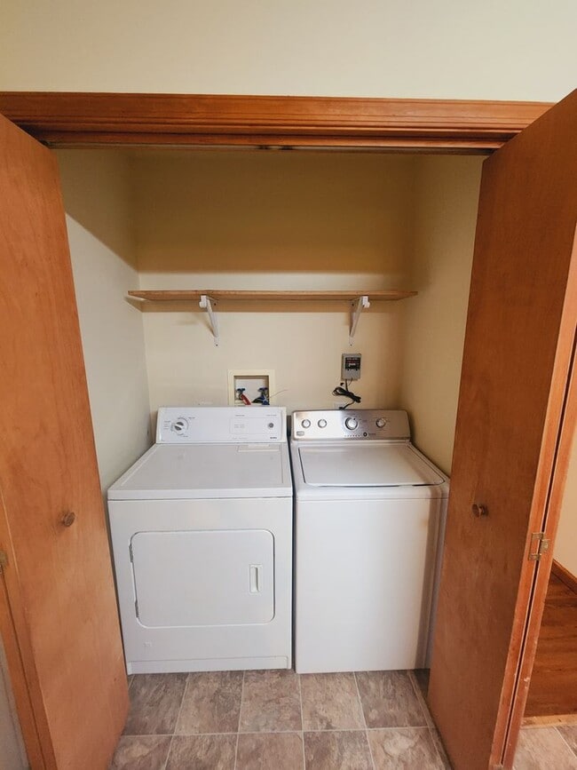 Building Photo - Wonderful 3 bedroom 2.5 bath home w/garage