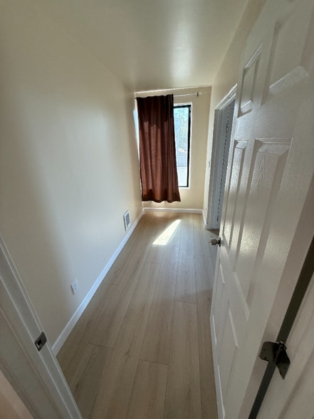 Building Photo - 1701 Le Roy Ave