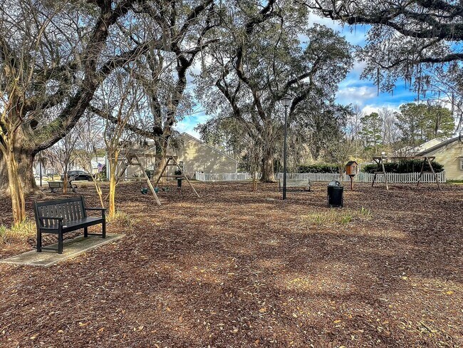 Building Photo - Easy, Modern Comfort in a Prime Charleston Location!