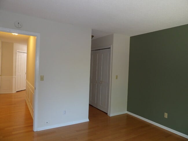 Building Photo - 6095 Courtly Alcove