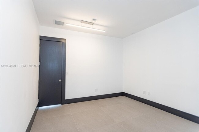 Building Photo - 2440 N Shore Terrace