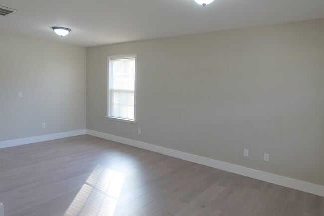 Building Photo - 1002 Whirlaway Cir