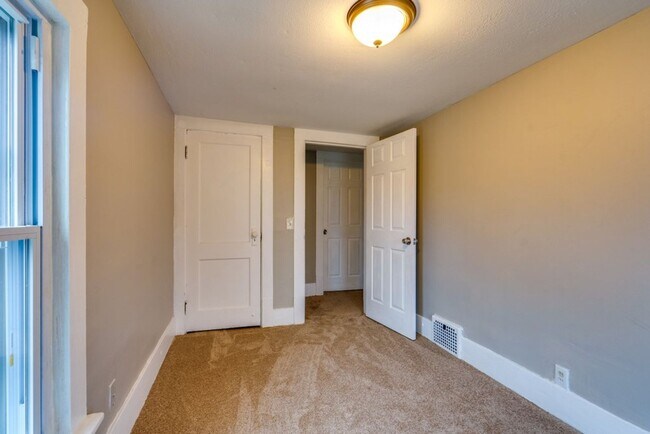 Building Photo - Spacious 3 Bedroom Akron Home