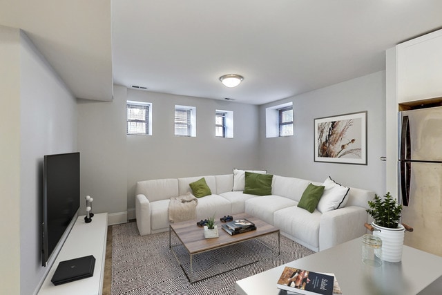 Building Photo - 320 W Evergreen Ave