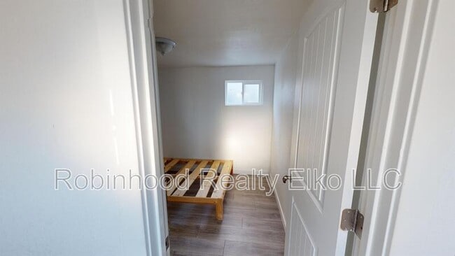 Building Photo - 756 1/2 Maple Street Unit B