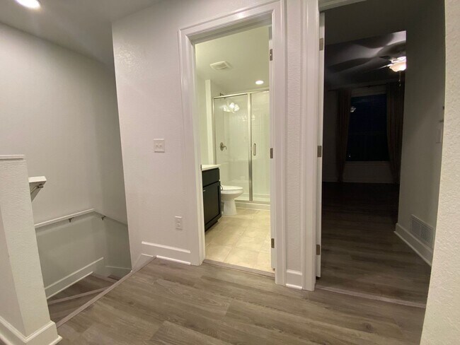 Building Photo - Luxury Townhome!