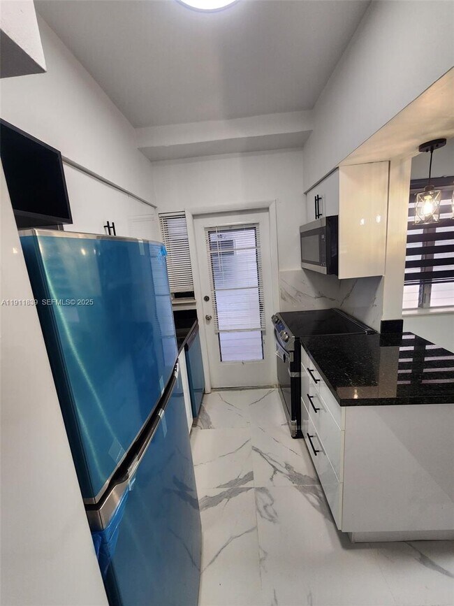 Building Photo - 2101 Normandy Dr