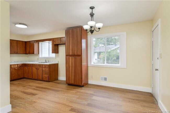 Building Photo - 3 bedroom 1.5 bath house for rent