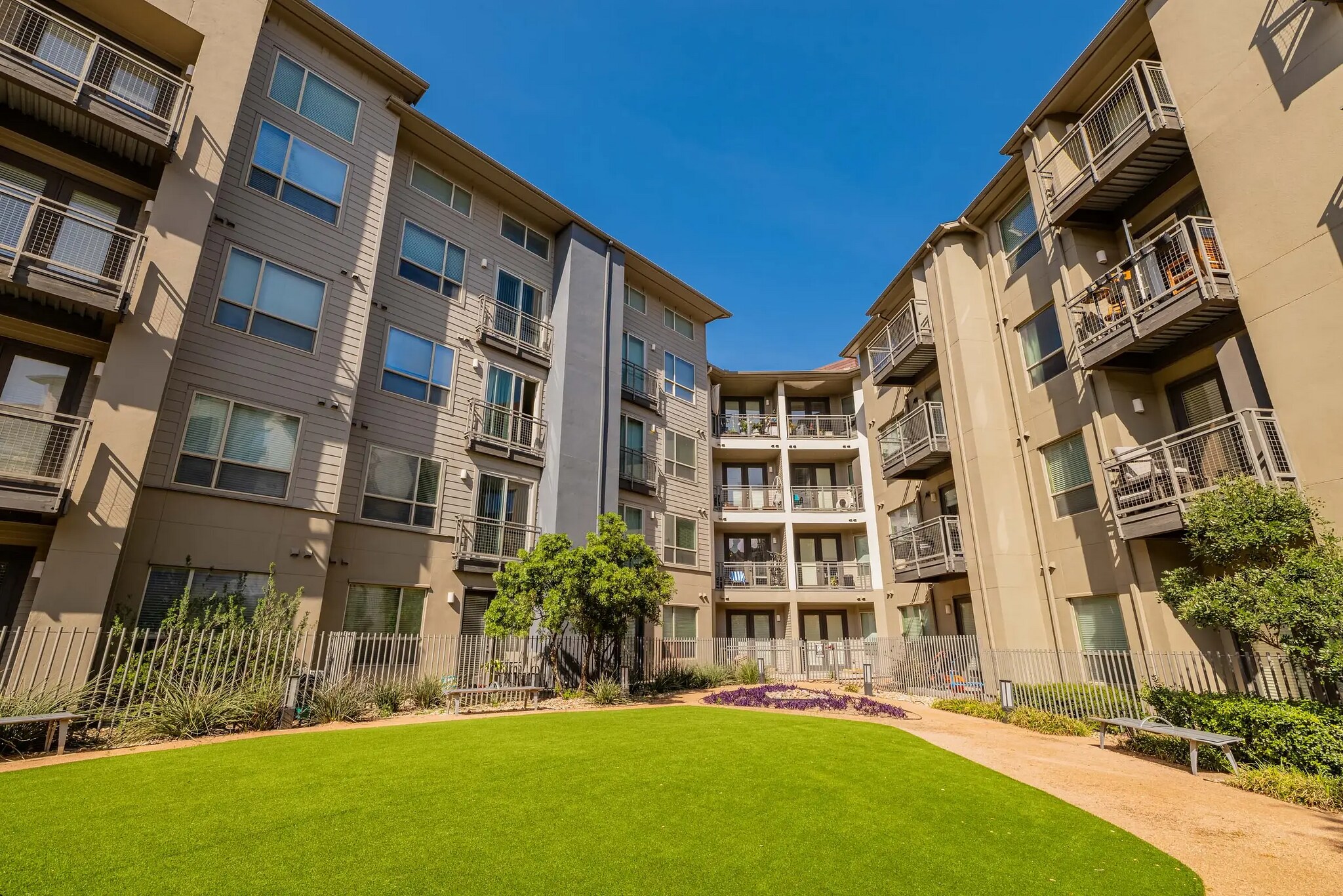 Building Photo - 810 W St Johns Ave