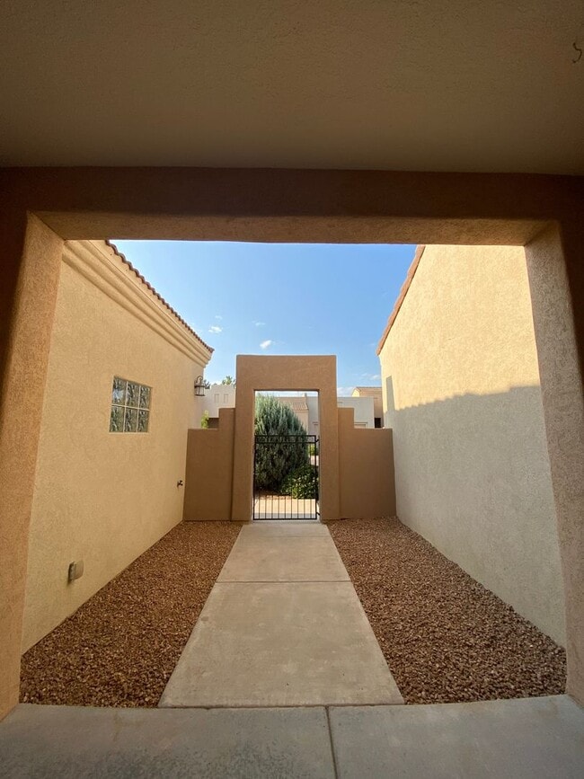 Building Photo - Beautiful 2 Bedroom Del Prado Condominium ...