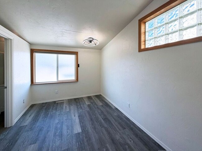 Building Photo - 731 W 8th Ave