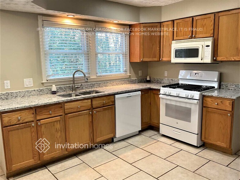 Building Photo - 4085 Spinnaker Dr