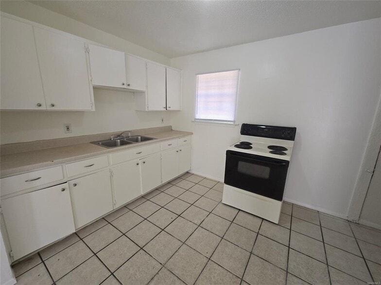 Building Photo - 412 Edward St