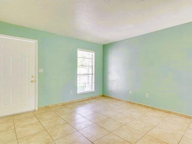 Building Photo - 2824 Meadowbrook Dr