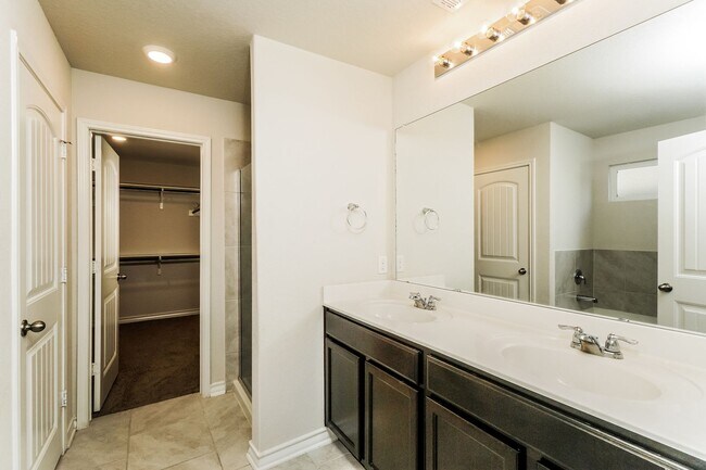Building Photo - First time rental! 5 bedroom located in the desirable Redbird Ranch Subd.