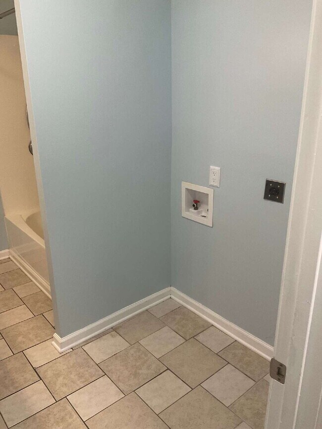Building Photo - "Charming 3-Bedroom Haven with 2 Full Bath...