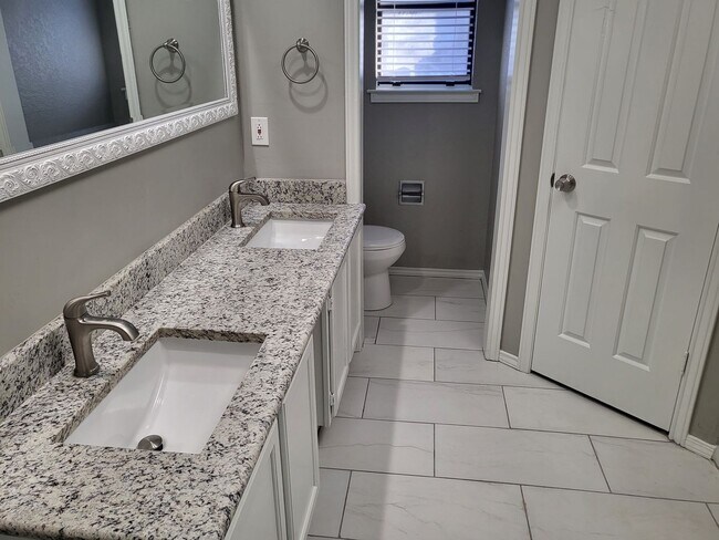 Building Photo - Charming 3bd 2 bth