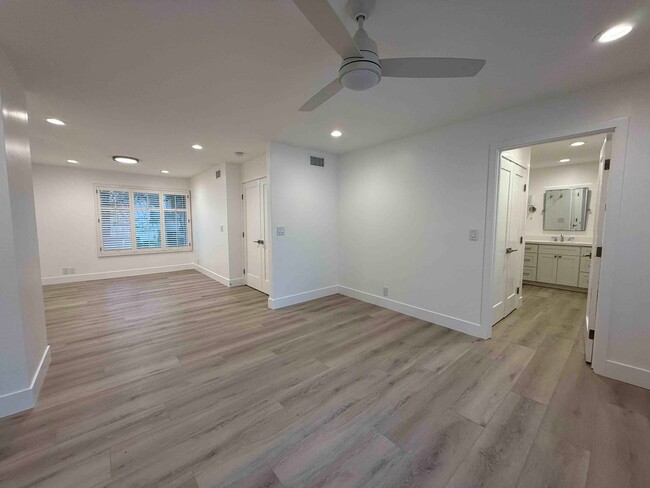 Building Photo - Gorgeous Remodeled 3 Bed in Campus Commons