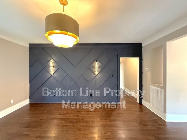 Building Photo - 621 S Summit Ave