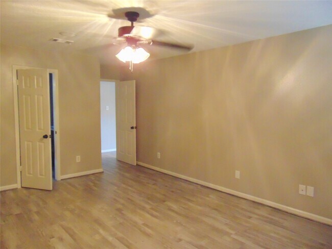 Building Photo - 1809 Edinburg Ave