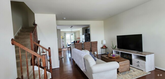 Building Photo - 1104 Frontline Dr