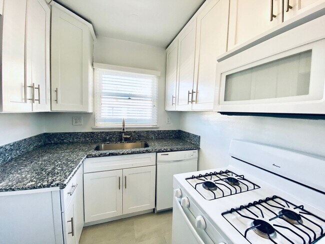 Interior Photo - 1801 N. Garfield Pl