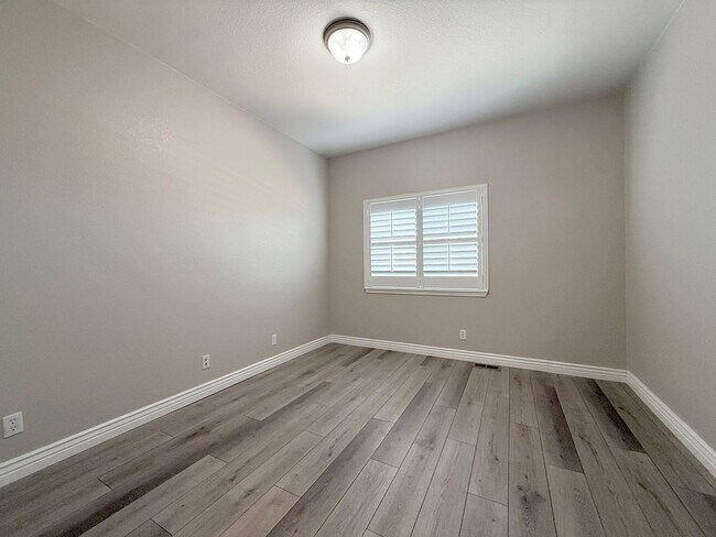 Building Photo - Rare Mountain View Gem for Rent in Erie!