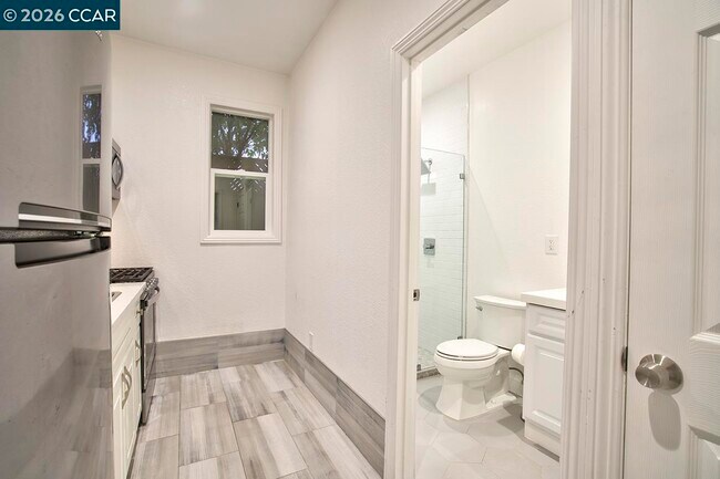 Building Photo - 1351 Eastshore Dr