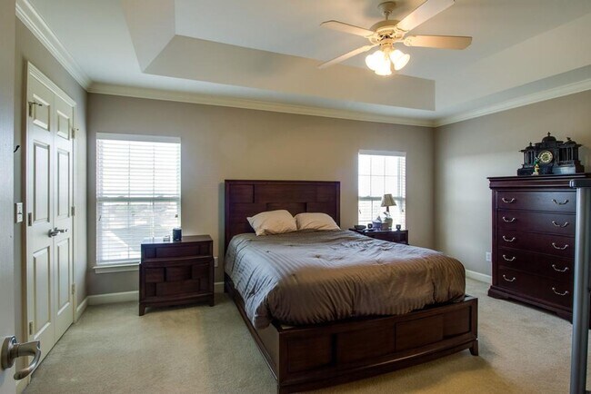 Building Photo - 2 Bedroom, 2.5 Bath Townhouse w/ Garage