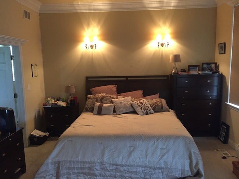 Building Photo - 924 W Cornelia Ave