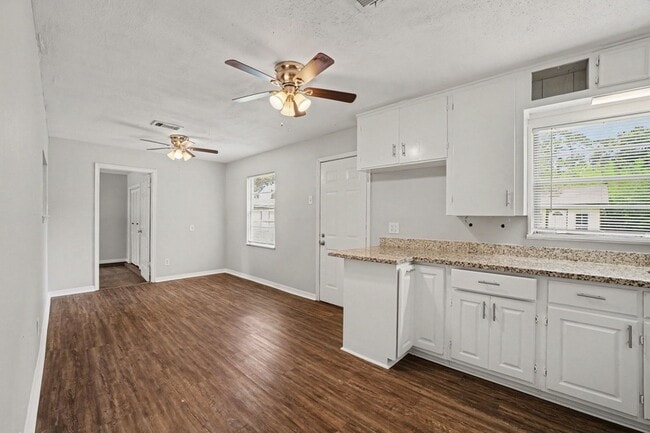 Building Photo - 8433 Woodlyn Rd