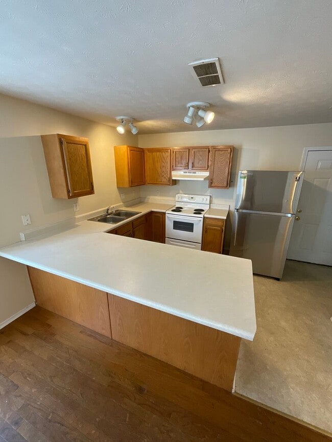 Building Photo - *2027* 4 Bed!! BIG GROUP OPTION!!! 18-20!!