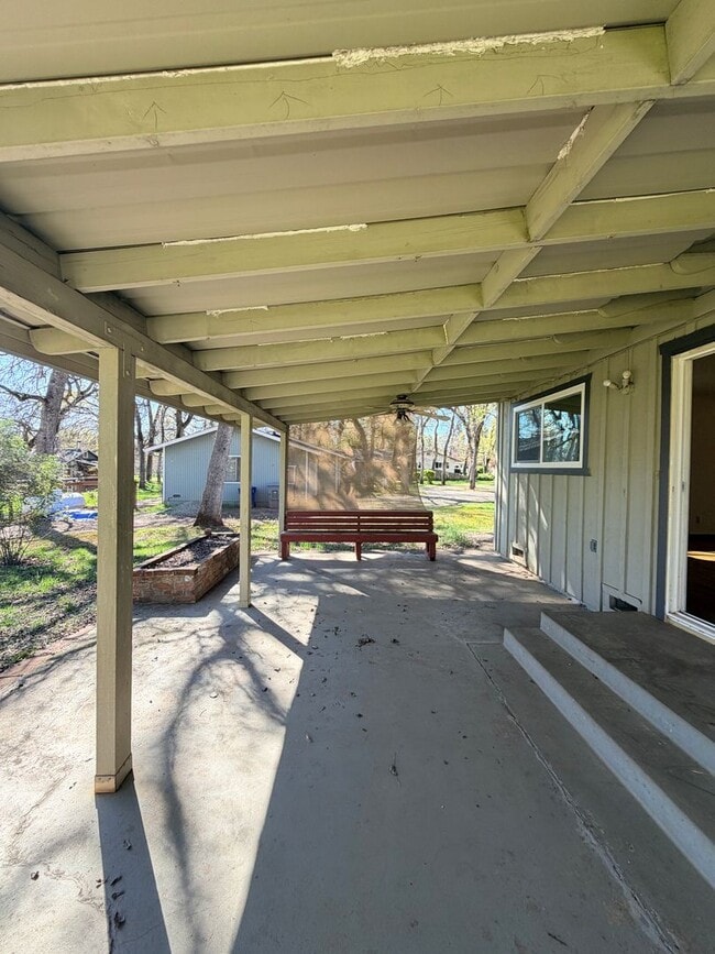 Building Photo - Just listed! Well maintained home in great location!