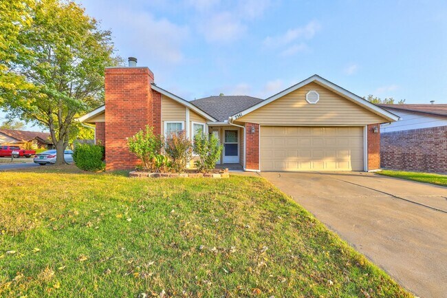 Building Photo - 3 Bed 2 Bath in OKC!