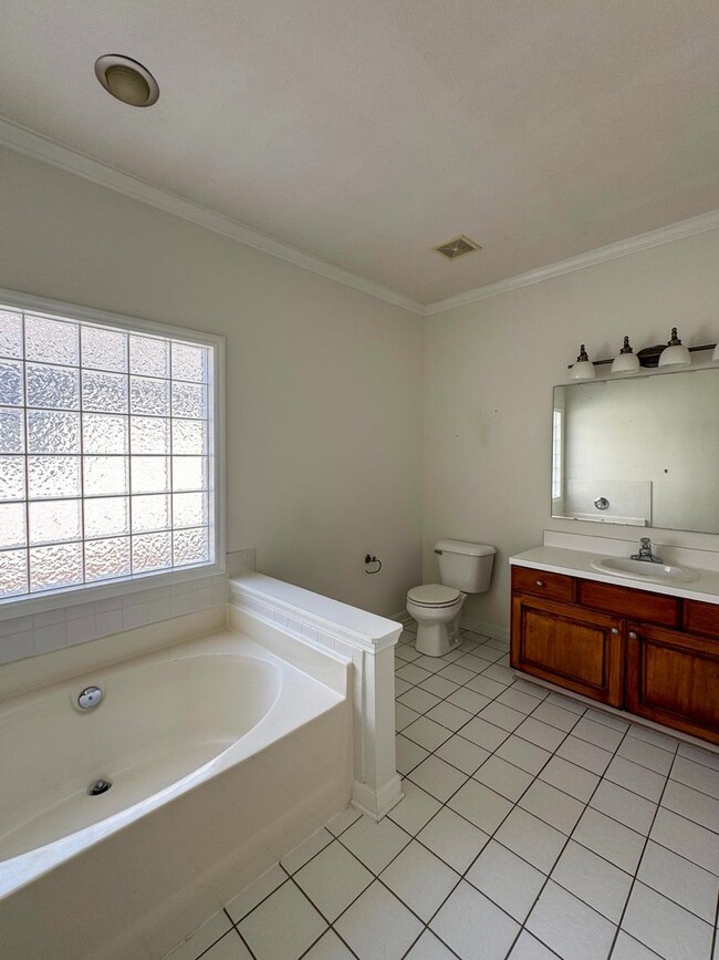 Building Photo - Charming 3 Bed 2.5 Bath Home in Gated Community